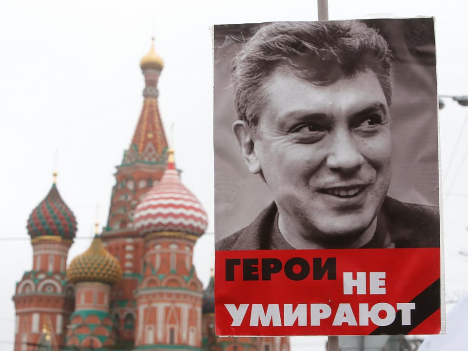 Transparent mit Bild von Boris Nemzow und der Schrift: «Helden sterben nicht».