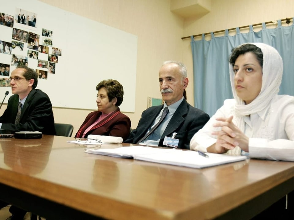 Mohammadi am Tisch mit drei anderen in Genf