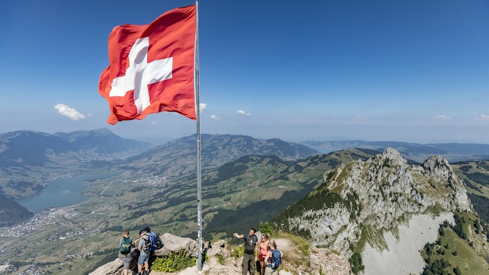 Schweizer Fahne auf einer Bergspitze