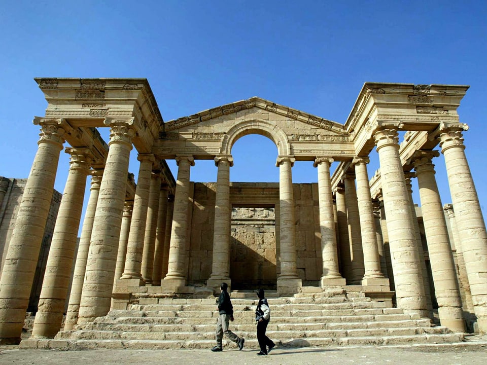 Tempel mit Säulen und Treppe.