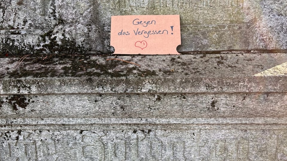 Pappschild am Nazi-Stein «Gegen das Vergesse»