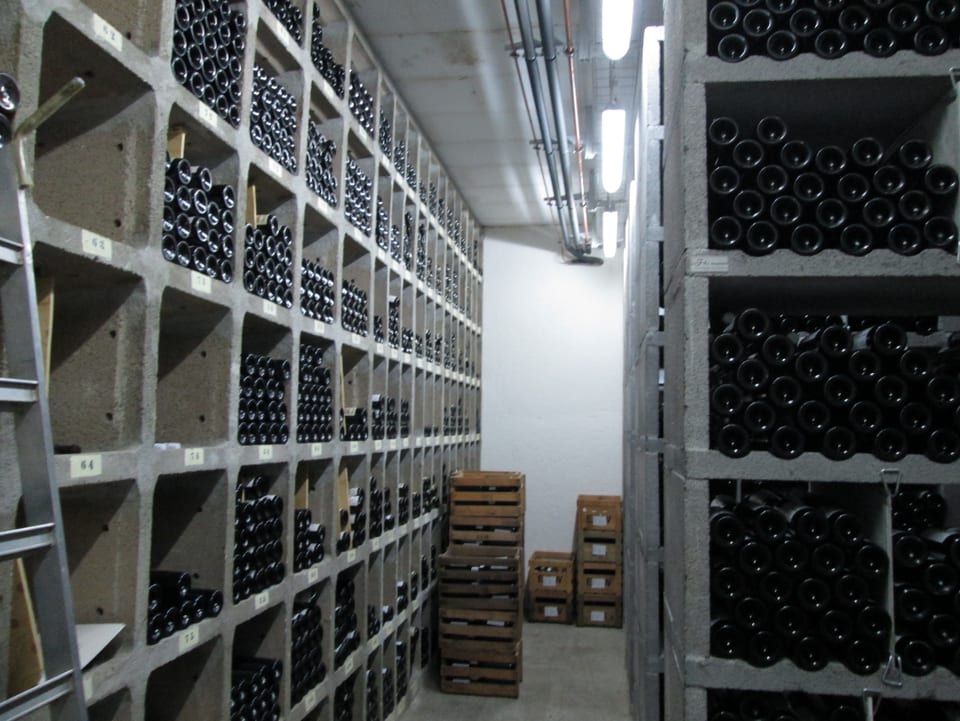 Im historischen Weinkeller lagern über hundertjährige Flaschen.
