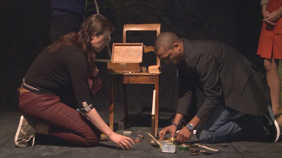 Zwei Zuschauer aus dem Testpublikum im Zürcher Schauspielhaus lösen eine Aufgabe bei der Science-Show.