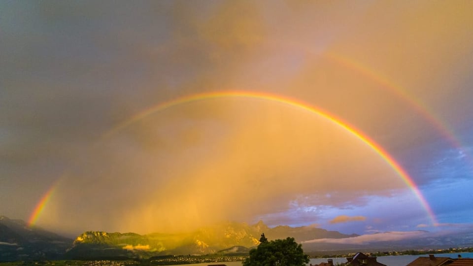 Morgenstimmung mit doppeltem Regenbogen.