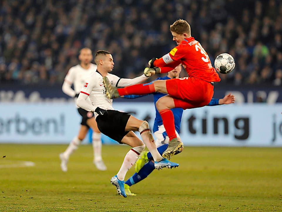Schalke-Keeper Alexander Nübel sah nach dieser Aktion gegen Mijat Gacinovic die rote Karte.