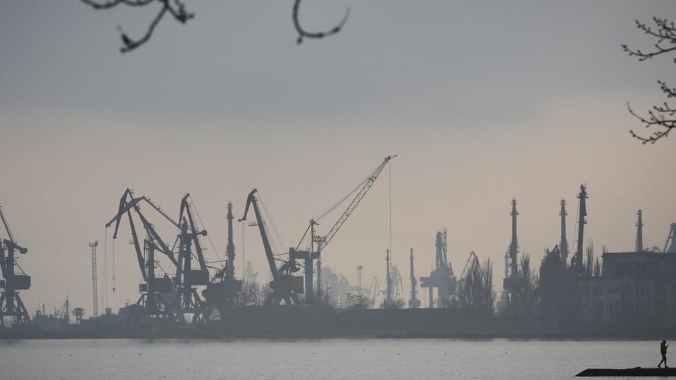 Hafen von Mariupol von weitem