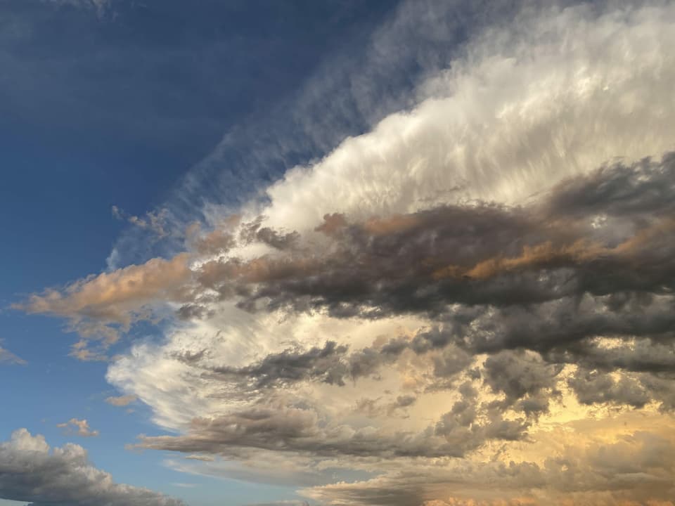 Tellerförmige Gewitterwolke rechts im Bild,links blauer Himmel