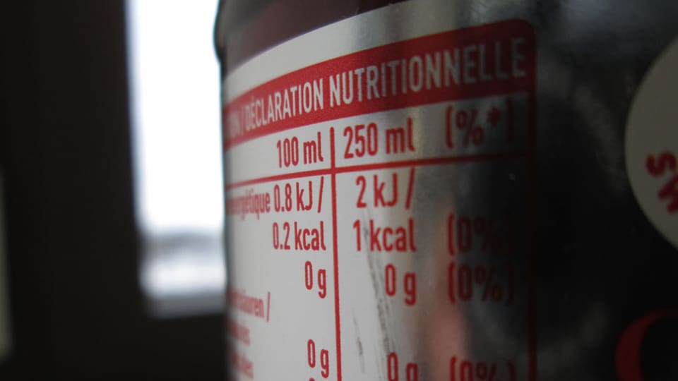 Etikette auf der Rückseite der Flasche mit der Angabe «0,2 kcal».