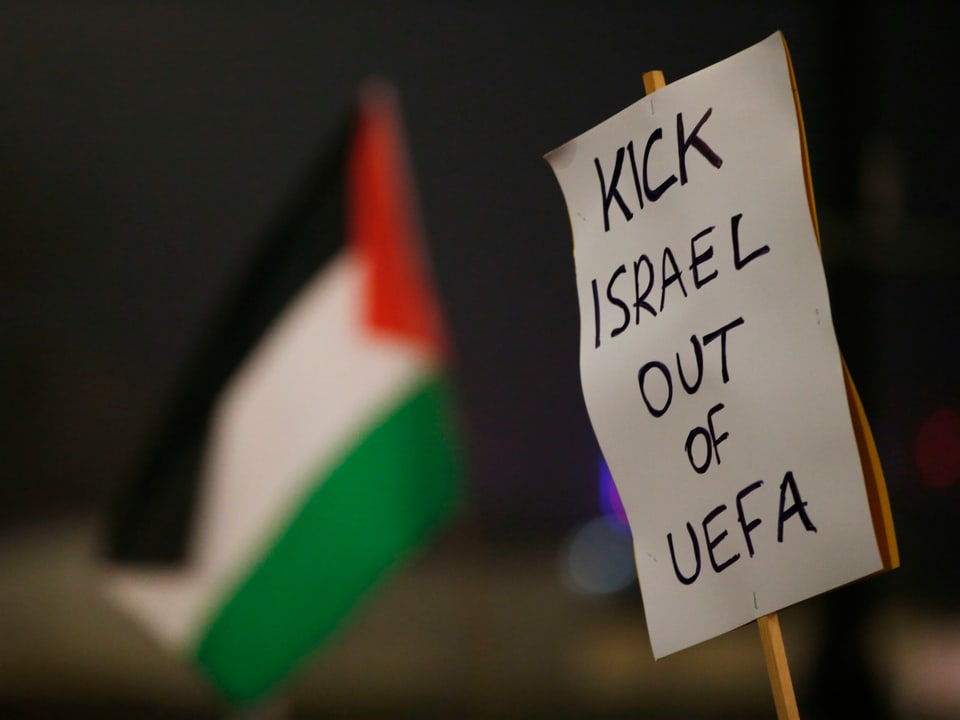 Banner mit Aufschrift «Schmeisst Israel raus aus der Uefa»