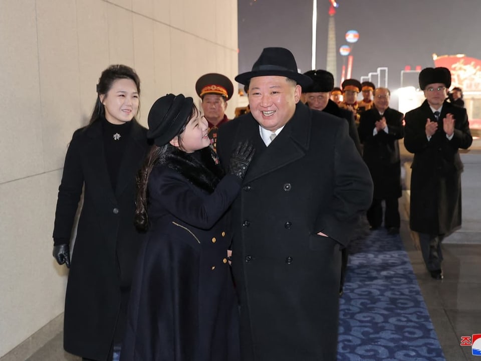 Kim Jong Un, seine Frau Ri Sol Ju und ihre Tochter Kim Ju Ae nehmen an einer Militärparade teil.