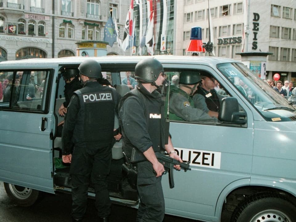 Polizisten auf dem Marktplatz und einige andere Leute. Foto von 1997.