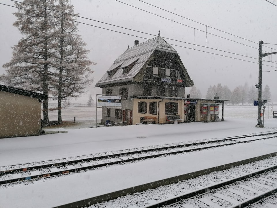 Verschneiter Bahnhof