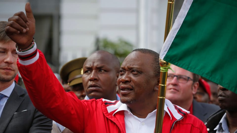 Uhuru Kenyatta reckt den Daumen in die Höhe