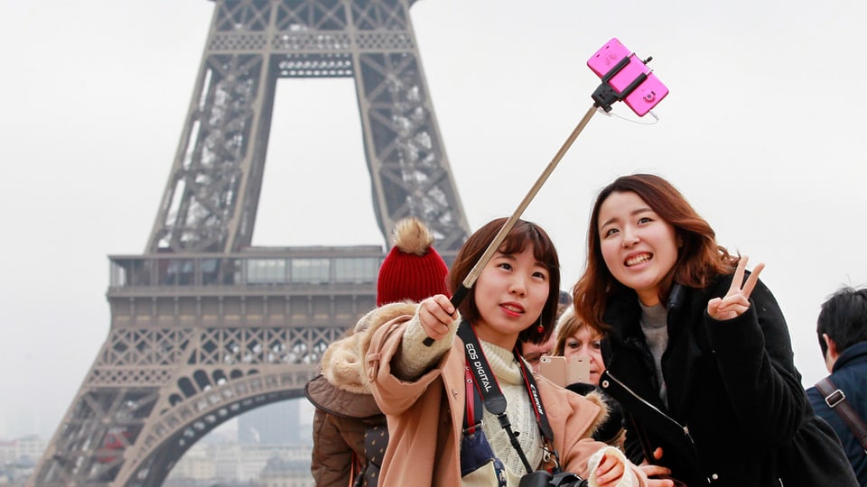Touristen vor dem Eiffelturm - mit Selfie Stick