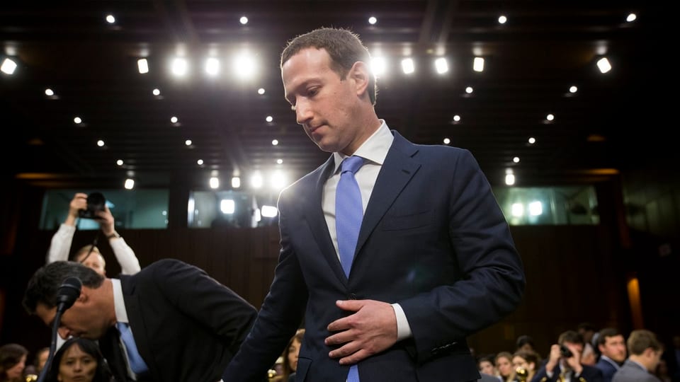 Mark Zuckerberg setzt sich am Senats-Hearing