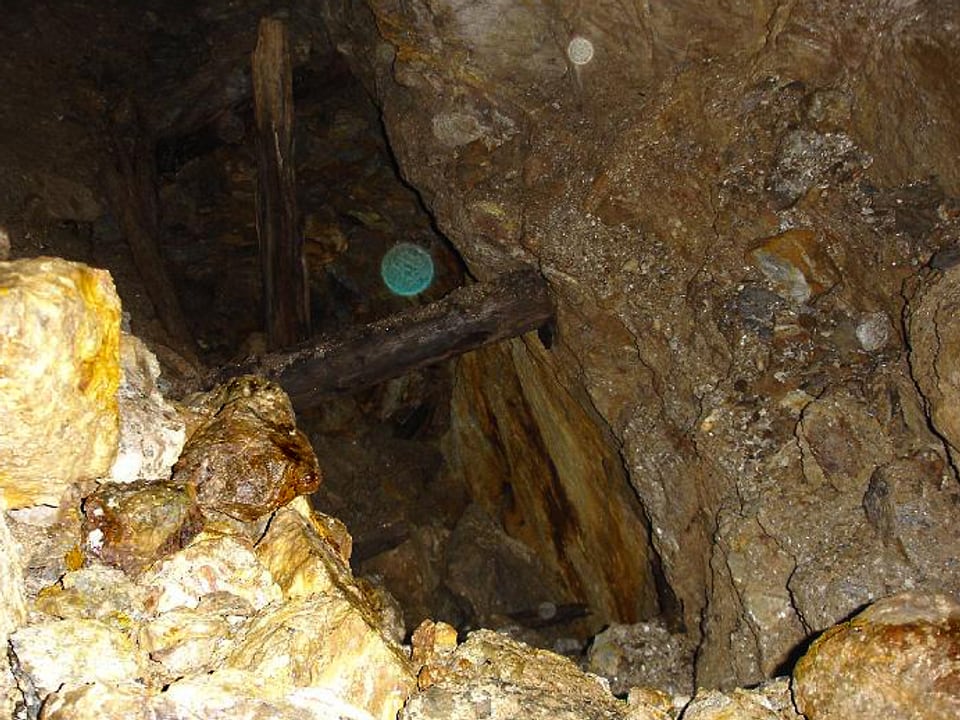 Loch im Höhlenboden mit Stützbalken.