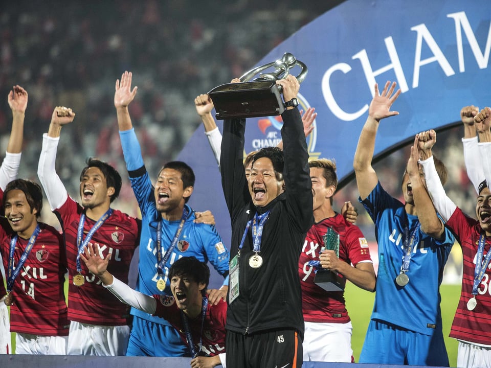 Die Spieler der Kashima Antlers jubeln mit der Trophäe der asiatischen Champions League.