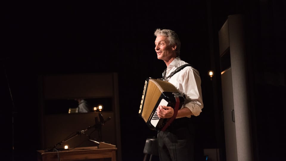 Gerhard Tschan ist beim Hörspiel- und Satire-Abend «Ohrenschmausen» der Chef de Service.