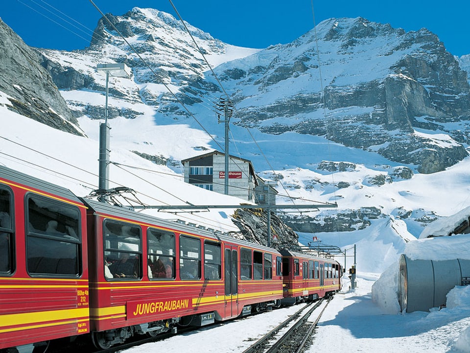 Jungfraubahn fährt im Schnee den Berg hinauf