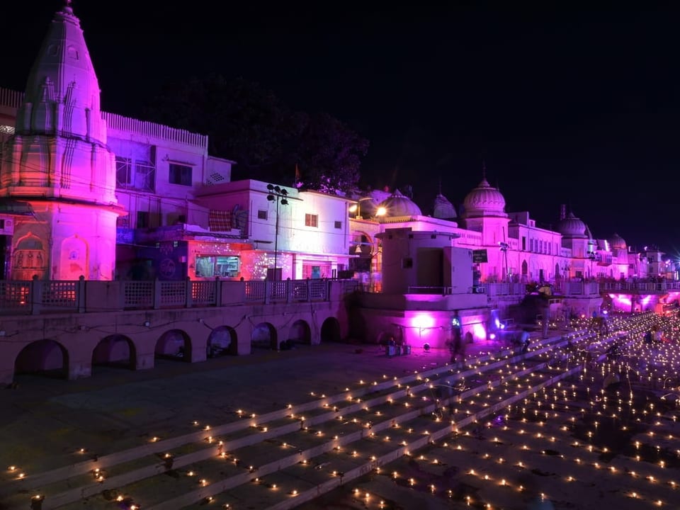 In der Nacht vor der Grundsteinlegung des Tempels in Ayodhya (Bundesstaat Uttar Pradesh, Indien) erleuchteten hinduistische Gläubige den Platz.