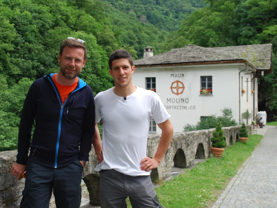 Nik zusammen mit dem jungen Müller Vittorio Scarazzini vor seiner Mühle. 