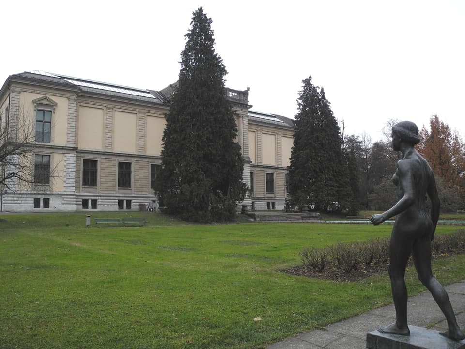 Weibliche Bronzenstatue vor dem Museum.