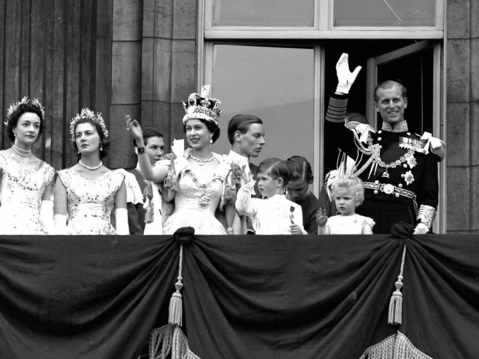 Charles auf dem Balkon vom Buckingham Palast im Jahr 1953.