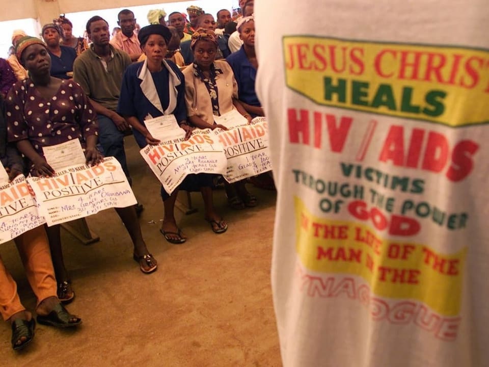 Aids-Erkrankte warten auf Heilung durch J.P. Joshua (2001 in Lagos).