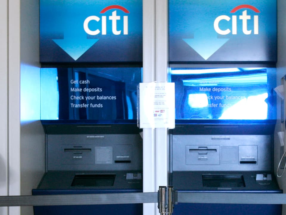 Blaue Geldautomaten mit dem Citi-Logo.