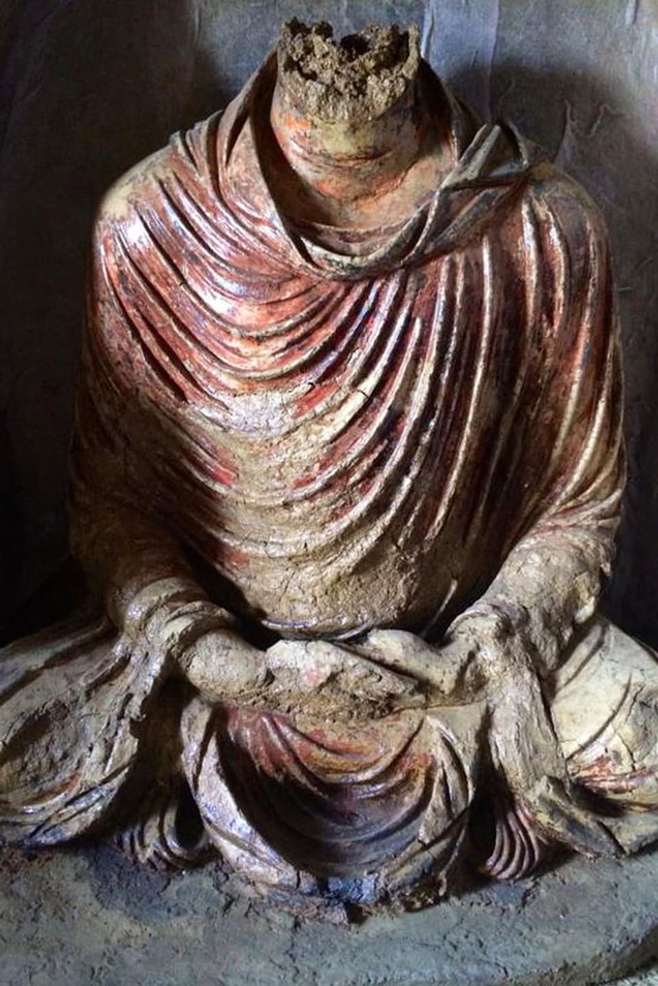 Eine Buddha-Statue ohne Kopf.