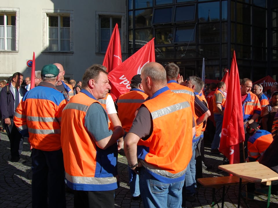 Bieler Stadtangestellte demonstrieren vor dem Stadtrat Biel