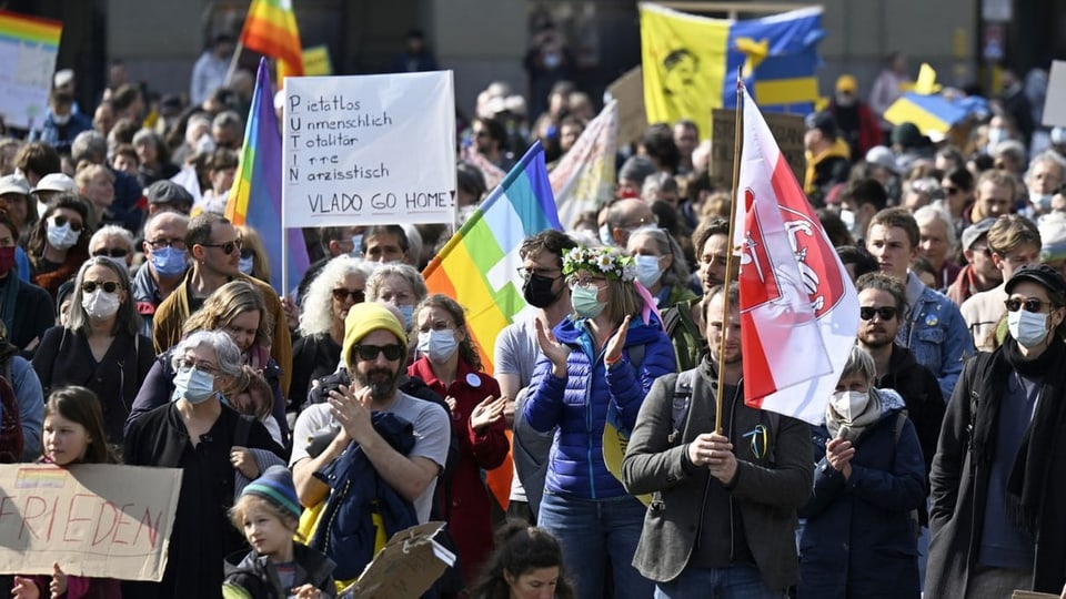 Personen verschiedener Organisationen demonstrieren in Bern gegen den Krieg in der Ukraine.