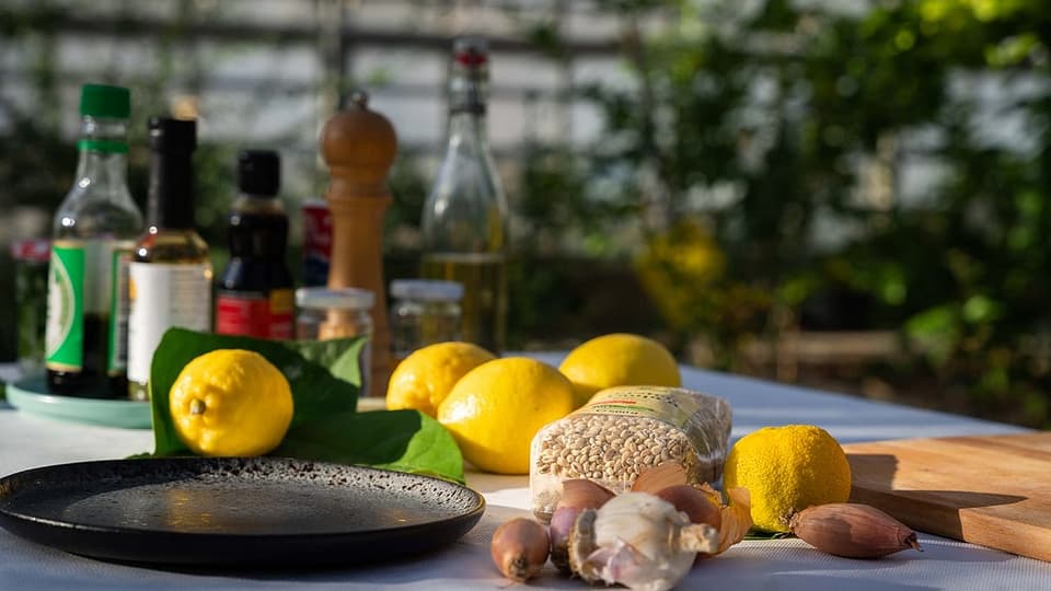 Ausser dem Kürbis liegen die Zutaten für den Gerstotto bereit: Yuzu, Gerste, Knoblauch, Schlotten usw.