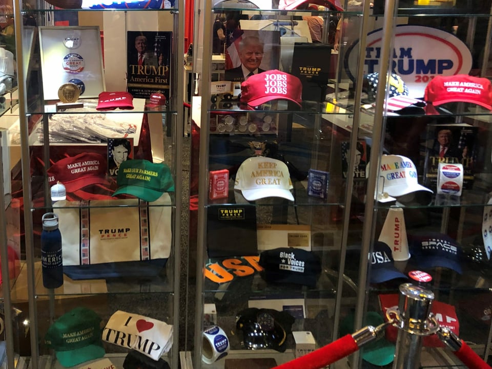 Caps, T-Shirts und andere Fanartikel in einer Verkaufsvitrine
