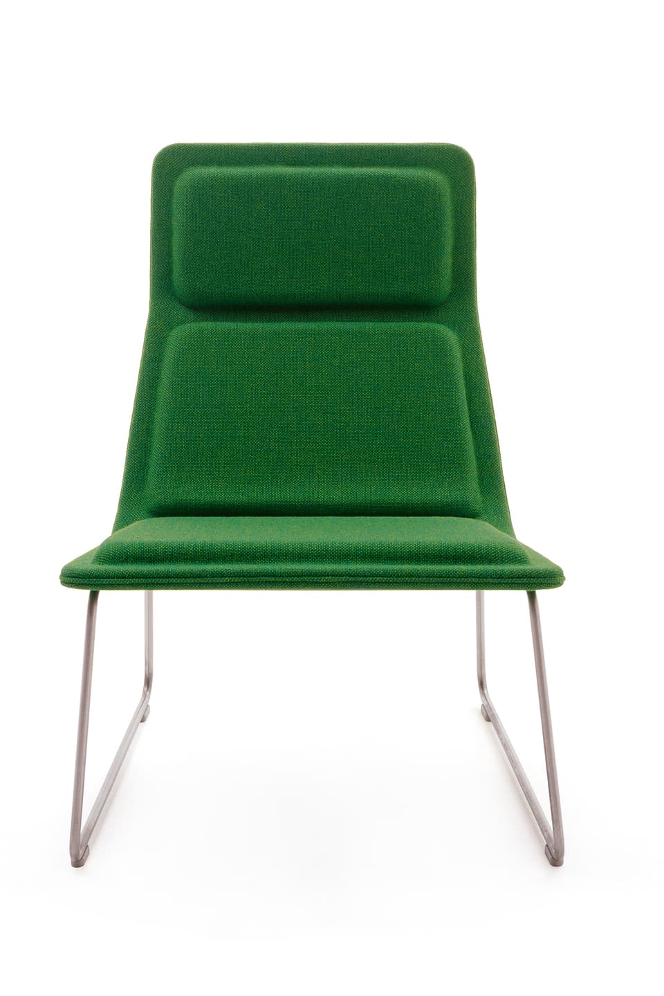 Eleganter Sessel mit gepolsterter Sitzfläche und Beinen aus Edelstahl.