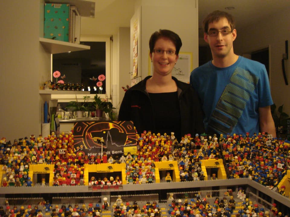 Ramon und Patrick von Felten stehen vor ihrem aus Legosteinen nachgebauten Eisstadion Allmend, das in ihrem Wohnzimmer steht.