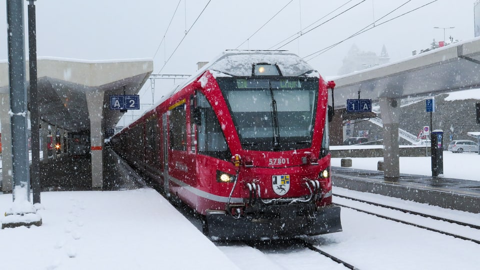 Schnee beim Bahnhof St. Moritz.