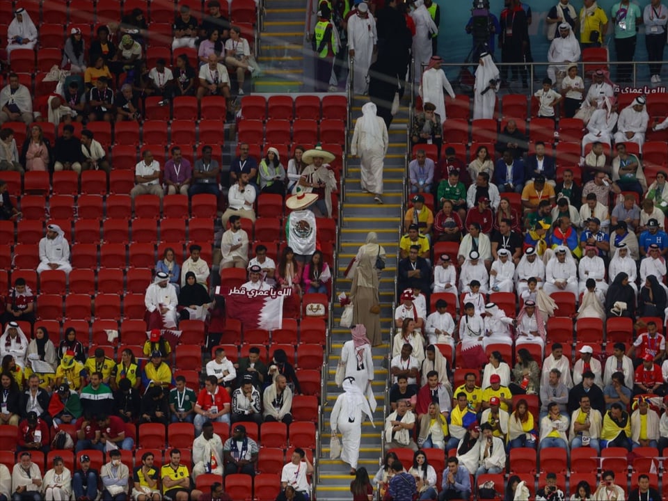 Die Ränge lichten sich Fussballfans verlassen Stadion