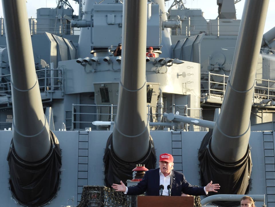 Trump bei einer Rede auf einem Kriegsschiff.