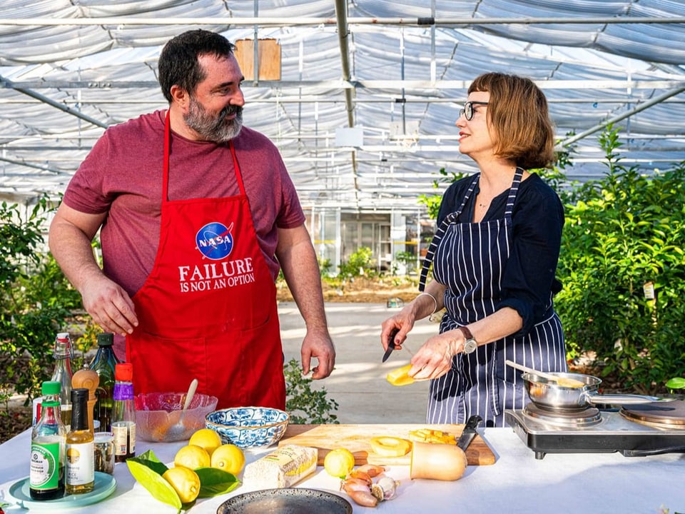 Zitrusbauer Niels Rodin und SRF 1-Foodredaktorin Maja Brunner kochen einen Gerstotto mit Kürbis und Yuzu.