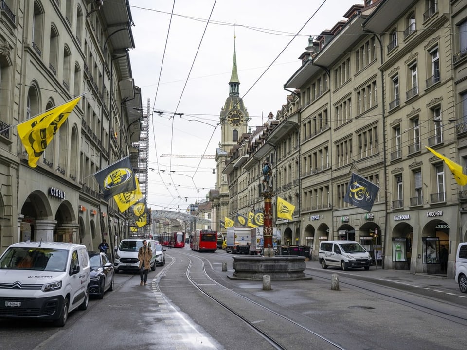 Gelb-Schwarze Flaggen hängen an Berner Altstadthäusern.