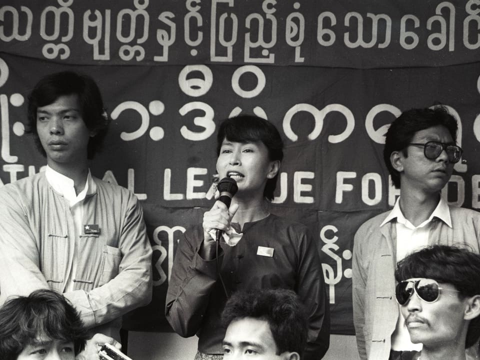 Aung San Suu Kyi hält im Juli 1989 eine Rede.