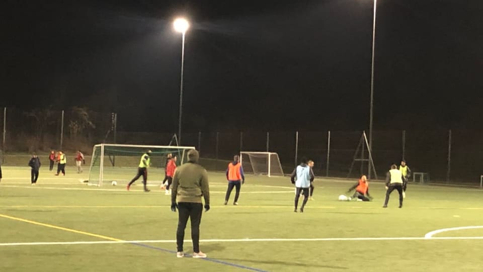 Fussballer des FC Albania trainieren auf dem Rasen der Sportanlage Eichrain in Zürich