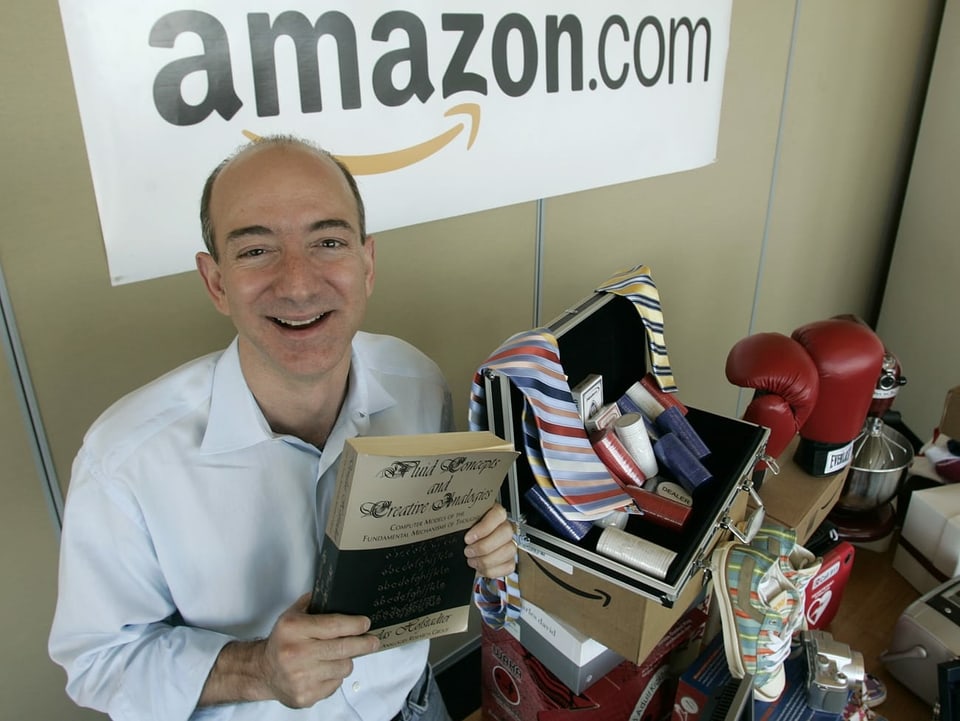 Bezos hält ein Buch.
