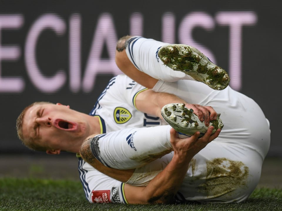 Leeds-Verteidiger Rasmus Kristensen hat sich bei einem Zweikampf im FA-Cup-Spiel gegen Cardiff City am rechten Fuss weh getan. Nach seiner Auswechslung in der 59. Minute glich seine Equipe die Partie zum 2:2 aus.