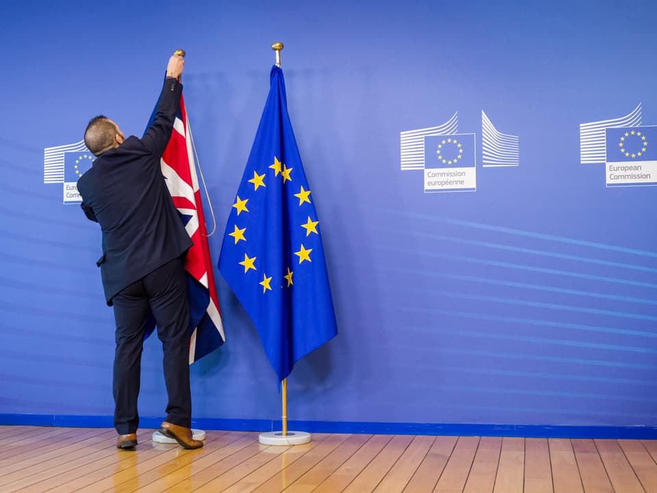 Die britische Flagge wird neben der europäischen montiert (EU-Kommission Brüssel, 16.2.14)