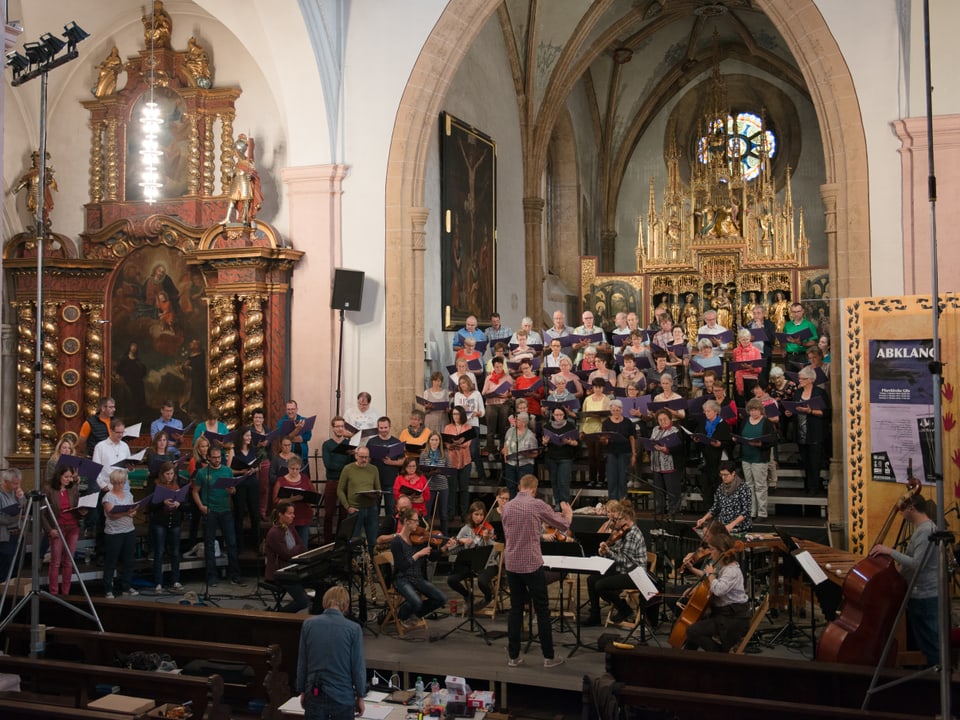 Sänger und Musiker im Kirchenchor.