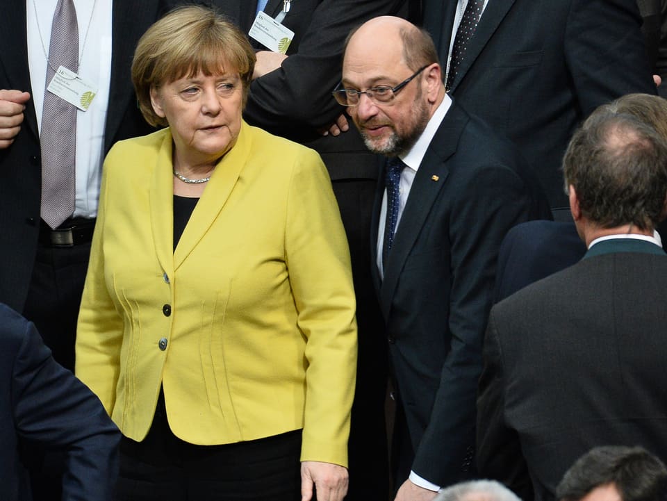 Angela Merkel im Vordergrund – dahinter ist Martin Schulz zu sehen.