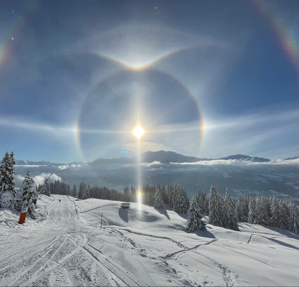 Ein Halo entsteht, wenn sich die Sonnenstrahlen an Eiskristallen brechen oder spiegeln