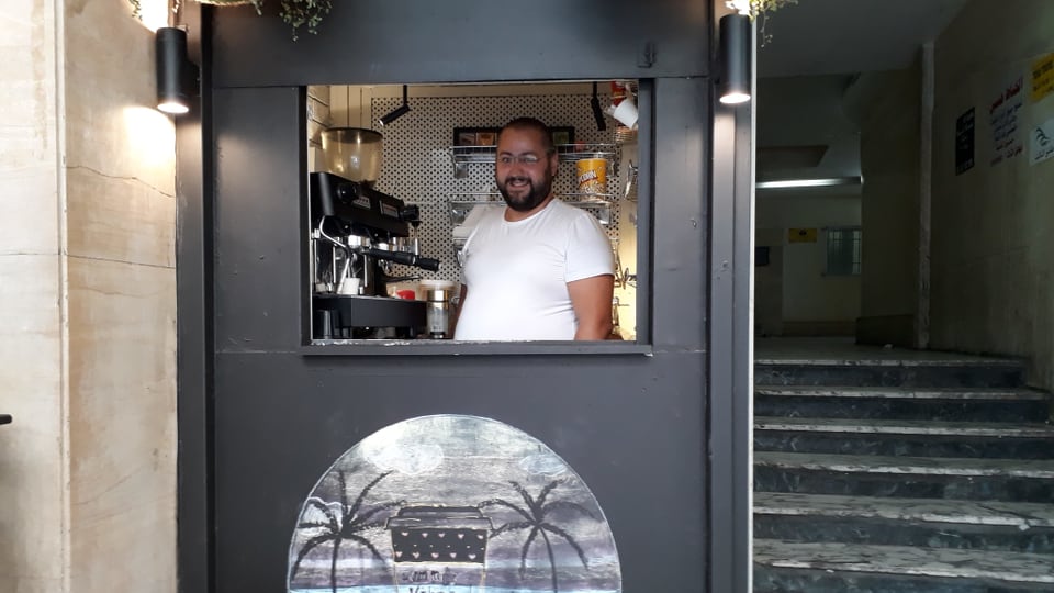 Mann in Kaffehaus in Beirut.